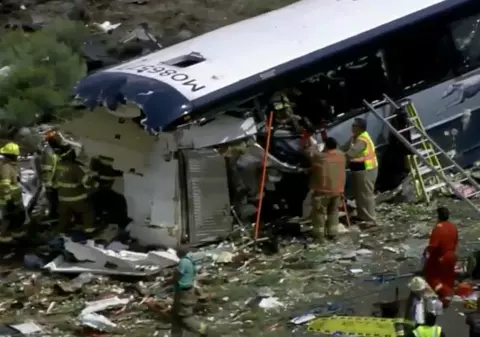 O gravidă care a supraviețuit unui accident groaznic de autobuz a născut gemeni câteva ore mai târziu