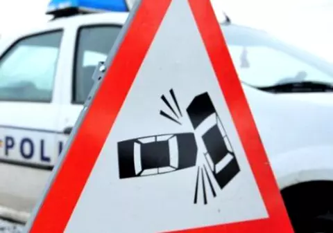 Trei tineri care împingeau o mașină pe un drum din Argeș, loviți de un alt autovehicul. Surpriza polițiștilor