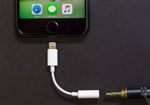 Apple și-a înfuriat clienții după ce a anunțat că noile iPhone-uri nu vor mai fi livrate cu un dongle gratuit pentru jack-ul de căşti