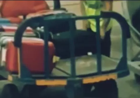 Un pasager Ryanair a filmat un angajat al aeroportului din Ibiza cum fură din bagaje