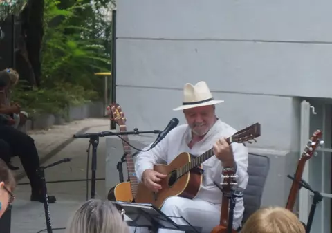 La 64 ani, Nicu Alifantis s-a întors la liceu. A cântat în curtea școlii absolvite acum 45 de ani!