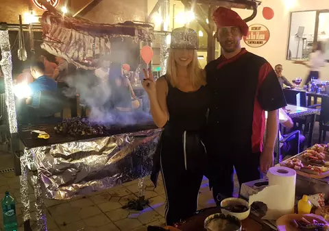 Anda Adam, recital printre platouri cu șorici și zacuscă. Ce-a aflat publicul când solista a mers să se certe cu bucătarul