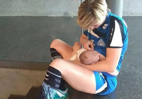 Senzațional! Handbalista Irina Pop și-a alăptat copilul în pauza meciului fetelor de la Lleida. Formată la Viitorul Cluj, e arhitectă și joacă pentru naționala Republicii Dominicane