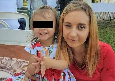 O fetiță de 3 ani a rămas orfană. Mama ei s-a stins după o săptămână de chin, după ce și-a salvat copila de la moarte