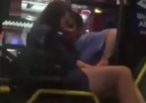 VIDEO | Un șofer de autobuz a fost filmat în timp ce sărută și atinge indecent o pasageră minoră
