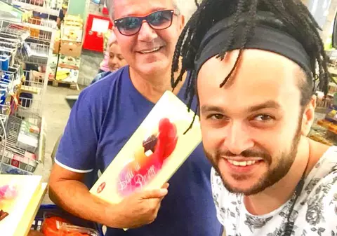 A fost bătut măr, în plină stradă! Compozitorul hitului «Și îngerii au demonii lor» s-a ales cu nasul spart și câteva coaste rupte