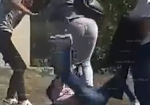 Bătaie sălbatică între eleve la liceu din județul Vaslui. Fată de 14 ani, lovită cu pumnii și picioarele până la leșin / VIDEO