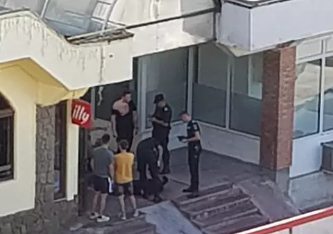 Scandal la Reșița: un bărbat beat sau drogat a intrat cu un cuțit în mână într-o pizzerie și a trecut la amenințări