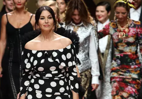 FOTO | Prezentare cu modele din anii '90 pentru Dolce & Gabbana. Pe podium au urcat Monica Bellucci, Carla Bruni și Helena Christensen