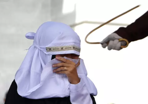 Cuplu de lesbiene biciuite într-o piață publică din Malaezia