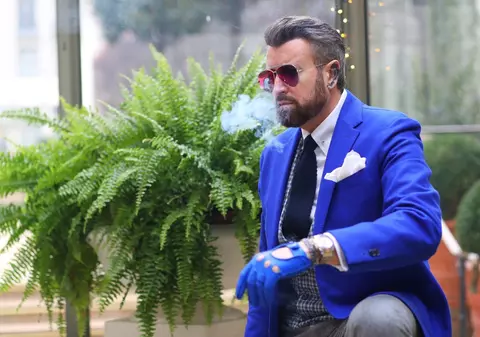 Cătălin Botezatu muncește intens pentru prezentarea de modă de la Paris