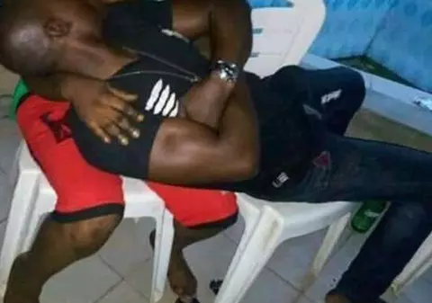 Scenă scandaloasă cu doi tineri beți! Așa ceva nu s-a mai văzut. Foto în articol