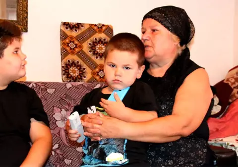 REPORTAJ/ De Crăciun, oameni cu suflet mare au încălzit casa bunicii Tania. Bătrâna și cei doi nepoți orfani pe care îi creşte singură au acum centrală termică nouă