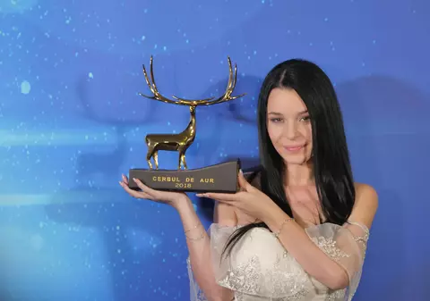 EXCLUSIV/ Inis Neziri, cântăreața din Albania care a câștigat Cerbul de Aur, are 17 ani: „Nu mi-e frică decât de Dumnezeu”