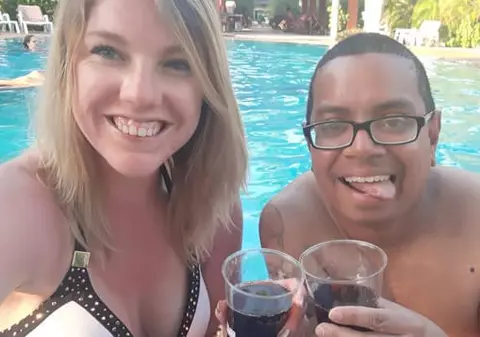 Un mesaj pe Facebook le-a salvat viața. Doi turiști care au suferit un accident în Bali au avut ideea genială de a se folosi de rețelele sociale pentru a alerta autoritățile