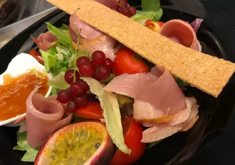 Un bucătar din Buzău lansează colegilor o provocare inedită: o masă pe cinste pentru persoane fără adăpost și copii abandonați