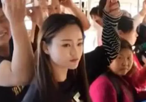O tânără a găsit o metodă extrem de ingenioasă pentru a-și păstra echilibrul într-un autobuz aglomerat |VIDEO AMUZANT