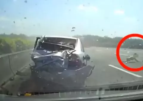 IMAGINI ȘOCANTE | Momentul în care un copil este aruncat dintr-o mașină care se rostogolește pe o autostradă