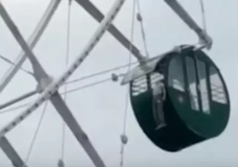 VIDEO | Scene cumplite: Copil de cinci ani cu capul prins într-o roată de distracții la 140 de metri înălțime!