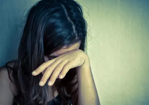 Un profesor din Botoșani, acuzat că a violat o elevă de 15 ani. A batjocorit-o la marginea unei păduri