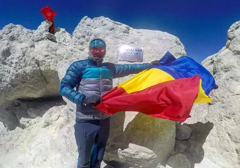 Un român a dus steagul național pe cel mai înalt vârf din Orientul Mijlociu, la 5609 metri