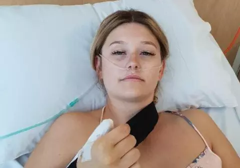 FOTO | O studentă a dezvoltat un tip rar de cancer și i s-a amputat un deget din cauza unui obicei pe care îl fac toți oamenii