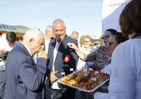 FOTOREPORTAJ/ Daea și-a cumpărat la un târg de la Buzău o căsuță artizanală, săpun de lavandă, turtă dulce, dar și ceapă și usturoi. A refuzat, în schimb, o sticlă de coniac de nuci
