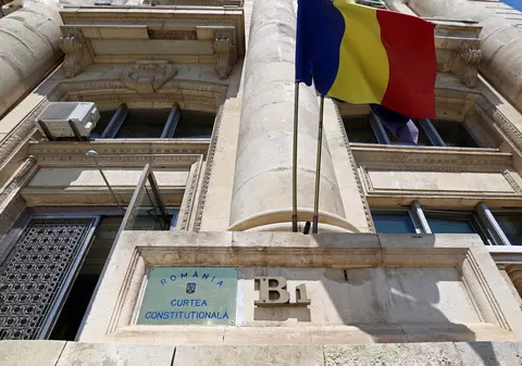 CCR se întrunește azi pentru a dezbate sesizările lui Iohannis, PNL și USR pe Legea Administrației publice și Codul administrativ