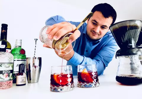 Un român participă la Campionatul Mondial de Cafea din Brazilia. Dan Băcăințan e între cei mai buni barista din lume