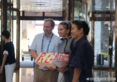 Simona Halep a ajuns la Wuhan. Primire de gală pentru numărul 1 mondial | GALERIE FOTO