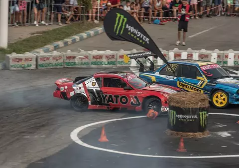 Arena Națională, luată cu asalt de caii putere! Cinci ore de drift în jurul stadionului. ”Vrem să le arătăm calea legală”