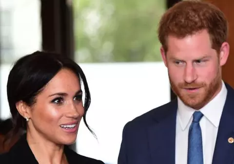 FOTO | Apariție demnă de o ducesă pentru Meghan Markle. De la fusta mini, la costum negru