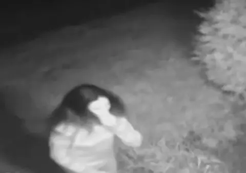 VIDEO | Momentul în care o elevă răpită și ținută într-un container timp de nouă luni s-a întors acasă