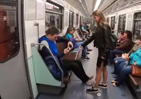 VIDEO | Femeie filmată când arunca cu înălbitor pe zonele intime ale bărbaților, la metrou