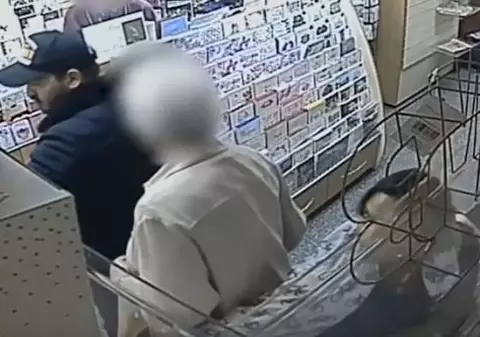 VIDEO | O bătrână a făcut infarct imediat după ce a fost prădată de hoți. Momentul furtului a fost filmat