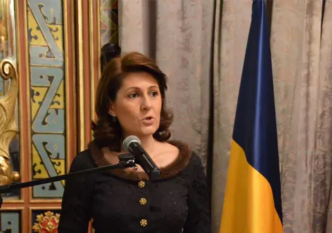 Angajată a Ambasadei României în Spania, acuzată că a bruscat un protestatar. Mesajul transmis de ambasadoare