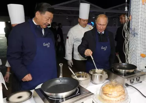 VIDEO | Vladimir Putin a gătit clătite la întâlnirea cu Xi Jinping