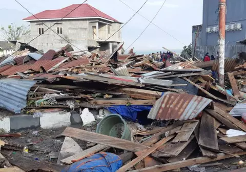 UPDATE / Bilanțul tragediei din Indonezia capătă proporții catastrofale: cel puțin 1.424 de morți. Decedații, înhumați în gropi comune