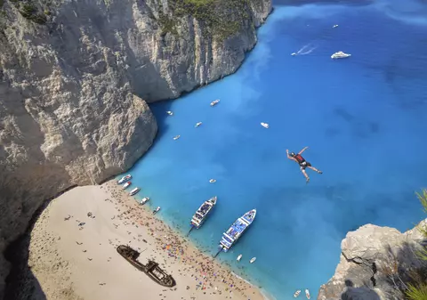 VIDEO | Momentul în care o stâncă se prăbușește pe o plajă din Zakynthos. Șapte turiști au fost răniți