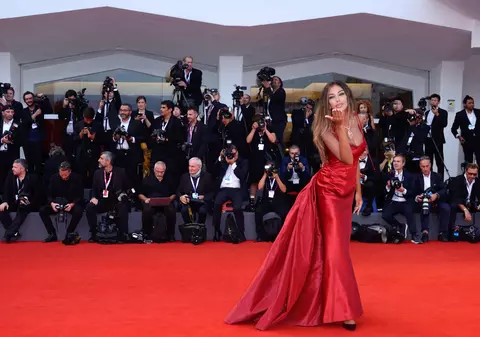 FOTO / Mădălina Ghenea, o nouă apariție sexy la Festivalul de Film de la Veneția