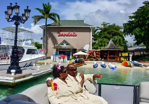 Îngrijitorul universității a primit bani de la studenți și a ajuns acum în Jamaica să-și viziteze familia. Cum arată Herman într-un hotel de lux