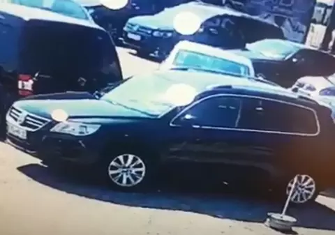 Un hoț din Suceava a fost filmat în timp ce ”opera” dintr-o mașină. Ce a furat bărbatul | VIDEO