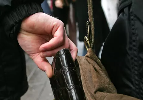 Metoda nouă folosită de hoții din buzunare arădeni. Cum i-au distras atenția victimei