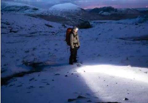 (P) Cum alegi lanterna perfectă - putere de iluminare, fascicul, dimensiuni