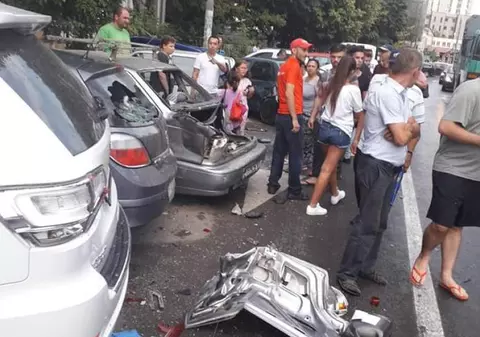 Un şofer de TIR a lovit şapte maşini parcate pe o stradă din Capitală