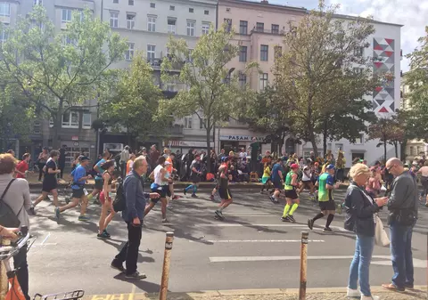 SCRISORI PENTRU CEI DE-ACASĂ | Simona, o româncă din Berlin: ”Concentrarea unei țări întregi e să intre ăla în închisoare când sunt alte probleme grave”