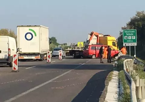 Microbuz cu români, lovit de un TIR, pe o autostradă din Slovacia. Primele imagini de la locul accidentului