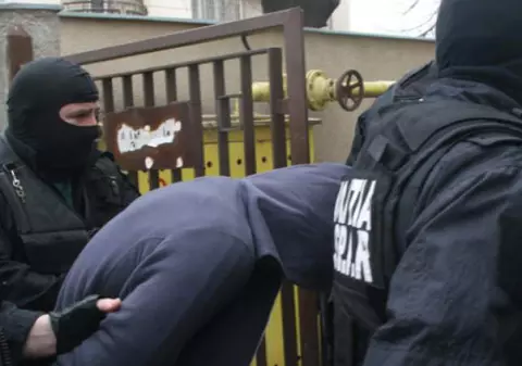 Bărbat din Reșița prins de polițiști în pat cu un băiat de 13 ani! Racola minori din centrele de protecție a copilului, pe care îi exploata sexual