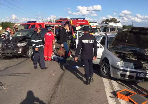 Impact violent la ieşirea din Constanţa. Un bărbat se zbate între viaţă şi moarte, iar o femeie este rănită grav