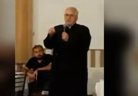 VIDEO/ Preot din Galaţi, declaraţii şocante despre românii din Diaspora. "Ştiţi cine pleacă din ţară? Pleava"